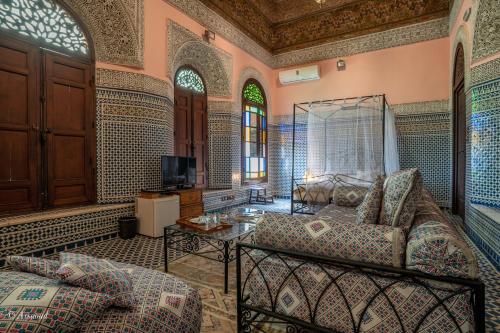 非斯菲斯帕里斯特摩洛哥传统庭院住宅的带沙发和电视的客厅