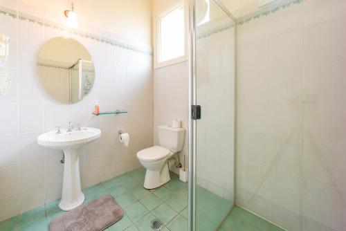悉尼东悉尼酒店的浴室配有卫生间、盥洗盆和淋浴。