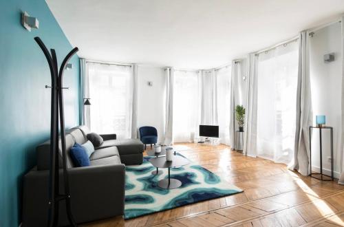 巴黎123paris city的带沙发和地毯的客厅
