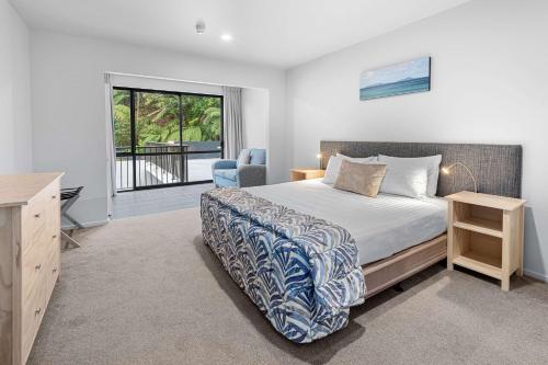 图图卡卡图图卡卡海洋品质酒店的一间卧室配有一张床、一张书桌和一个窗户。