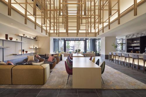 金泽Hyatt House Kanazawa的大堂配有沙发和桌椅