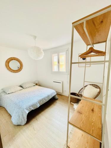 阿格德角Appartement Cosy - Cap d'Agde proche plage et port - Parking的一间卧室设有一张床和梯子