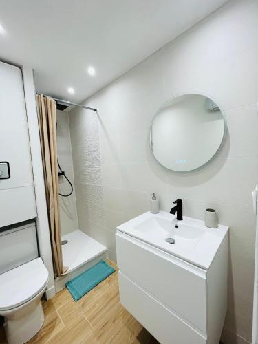 阿格德角Appartement Cosy - Cap d'Agde proche plage et port - Parking的白色的浴室设有水槽和镜子