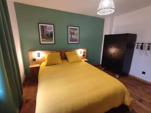 FraizeLogement Spacieux的一间卧室配有黄色的床和两个黄色枕头
