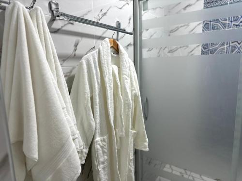 UzbankintyGulnora HOTEL的浴室设有挂在架子上的白色毛巾