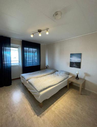 恩舍尔兹维克Rentalux Apartments in Örnsköldsvik的一间卧室配有一张床和一张桌子