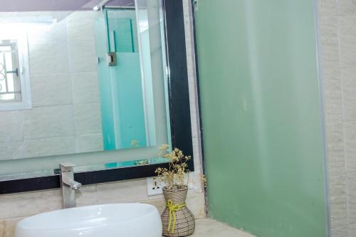 AbeokutaÌtùnú at Molara's Villa的一间带水槽和镜子的浴室