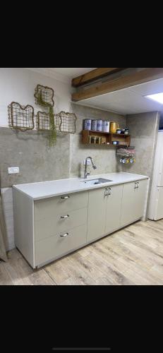 Buq‘ātāEVAN PARK的厨房配有水槽和台面