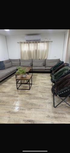 Buq‘ātāEVAN PARK的客厅配有沙发和桌子