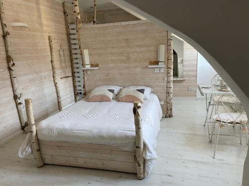 吕兹-圣索沃尔Les remparts的阁楼卧室配有床