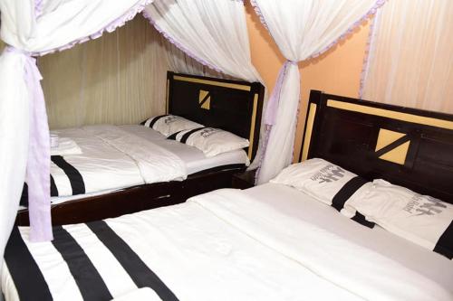 Madola Hotel客房内的一张或多张床位