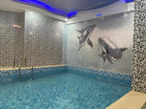 阿布贾Hotel 5092的浴室设有游泳池,墙上有鱼