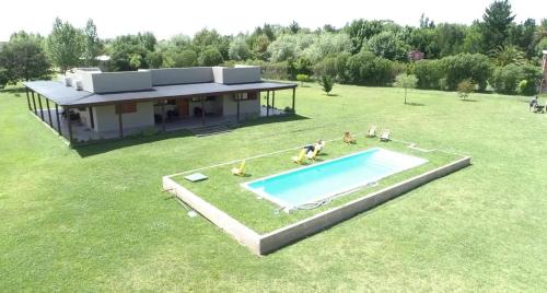 DoloresBahía de cimarrones的享有带游泳池的别墅的顶部景致