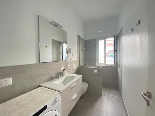 圣胡安海滩Casa Antonio - apartamento Sol的一间带水槽、卫生间和镜子的浴室