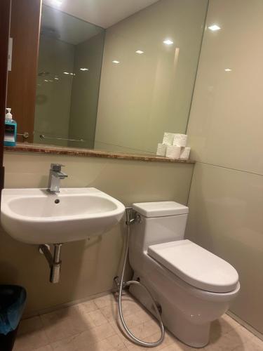 吉隆坡Soho Suites KLCC By Inam Suites的一间带水槽、卫生间和镜子的浴室