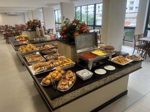 巴拉奈里奥-坎布里乌达斯阿莫瑞卡斯酒店的包含多种不同食物的自助餐