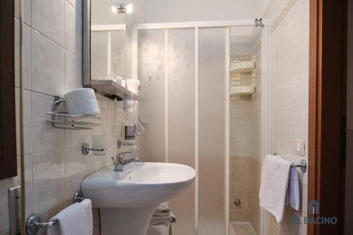 维罗港Al Bacino Rooms And Breakfast的白色的浴室设有水槽和镜子