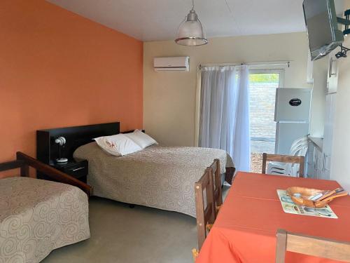 特玛斯德戴曼音达罗公寓式酒店的客房设有两张床、一张桌子和一扇窗户。