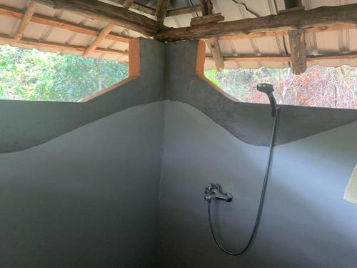 ButtalaSahana Retreat的带淋浴的浴室,带窗户
