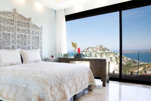 亚力卡瓦克Villa Calista by Important Group Travel的一间卧室设有一张床和一个大窗户