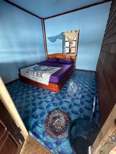 Muang KhôngHappy bangalow riverside的船上的卧室