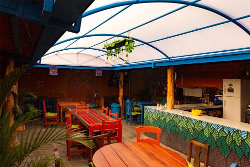 拉塔昆加Hostal Café Tiana的一个带桌椅的庭院和一间厨房