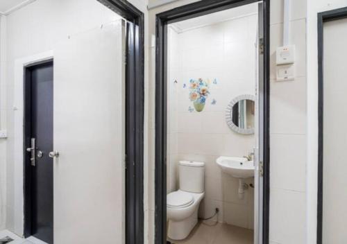 莎阿南Shah Alam Golden Homestay 4 Rooms, 3 Bathrooms Seksyen 7 near uitm icity的一间带卫生间和水槽的浴室