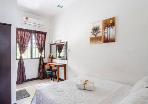 莎阿南Shah Alam Golden Homestay 4 Rooms, 3 Bathrooms Seksyen 7 near uitm icity的一间卧室配有一张床和一张书桌