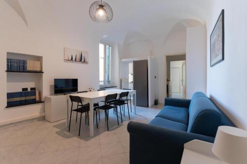 阿拉西奥Case da Amare - Vista mare a 30 metri dalla spiaggia的客厅配有蓝色的沙发和桌子