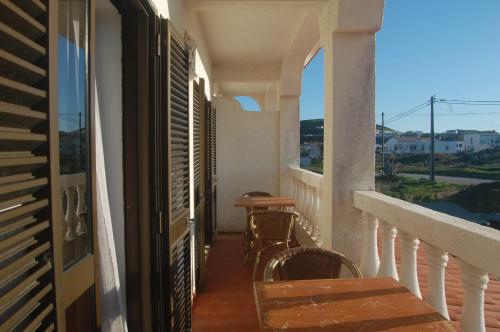 阿尔热祖尔CASA DA HORTA的阳台,配有桌椅