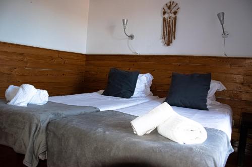 阿尔热祖尔CASA DA HORTA的两张位于酒店客房的床,配有两个枕头
