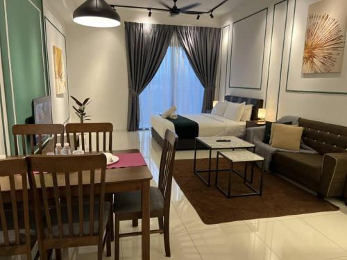 吉隆坡Chamber Laboni Suite kl的客厅配有沙发和桌子