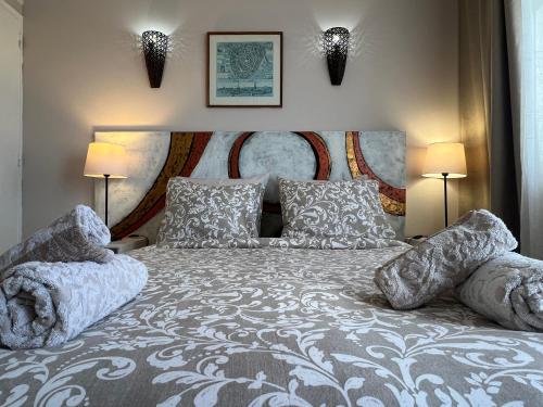 阿尔布费拉Casa T'Isabel - Fisherman's Beach - 2 bedrooms的一间卧室配有一张大床和两盏灯
