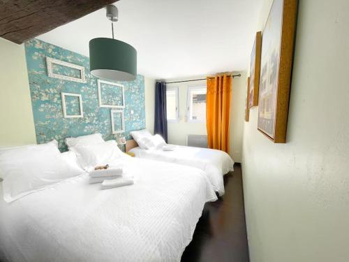 索恩河畔沙隆Le St Laurent - Ma Cabotte的配有白色床单的客房内的两张床