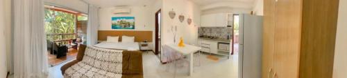马塞约Vários Apartamentos no villas maceio的一间设有厨房和客厅的客房