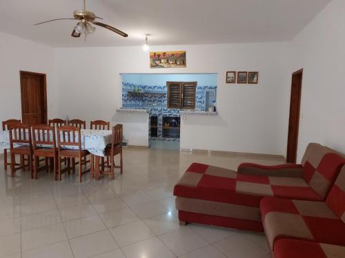Boukot OuolofLa maison Yaka的客厅配有桌子和沙发