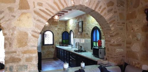 ElmaDar Farah的石头建筑中带拱门的厨房