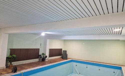 豪恩斯泰因Landhotel Neding的天花板房间的游泳池