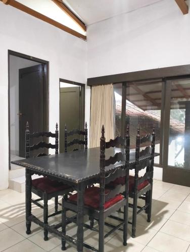 茂物Villa sagitarius的客房内的餐桌和椅子