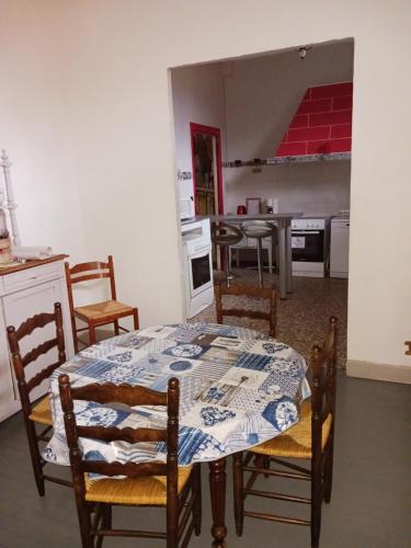 Massaychateau du ponthereau的一间带桌椅的用餐室和一间厨房