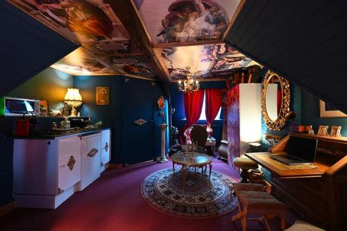蒙斯Charme baroque/Séjour romantique的一间带桌子的客厅和一间厨房