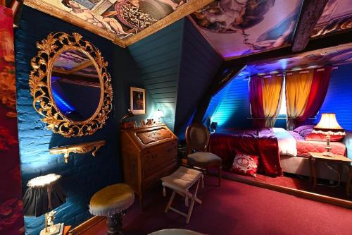 蒙斯Charme baroque/Séjour romantique的一间卧室配有一张床、镜子和椅子