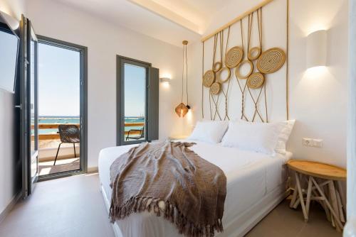 帕罗斯岛KIANO SUITES的一间卧室设有一张床,享有海景