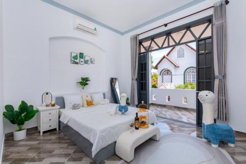 头顿Villa Hồ Bơi Vũng Tàu Gần Biển Free Bida + Karaoke - 28/2 LLQ的白色的卧室设有床和大窗户