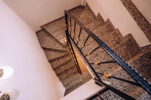 奥赫里德Lihnidos Square的一座有黑色栏杆的房子里的楼梯