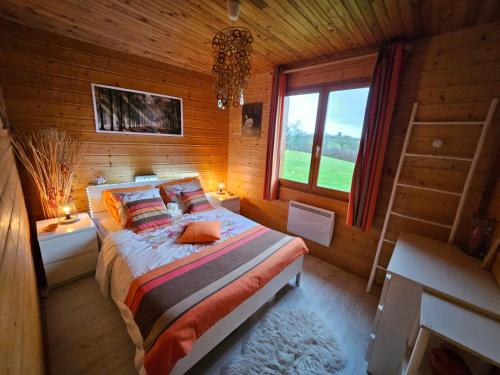 波旁朗西Grand Chalet的小木屋内一间卧室,配有一张床