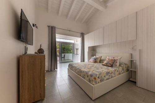 卡波利韦里***Villa Prestige****的一间卧室配有一张床和一台平面电视