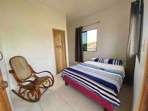蒙塔尼塔Departamento vista al mar的一间卧室配有一张床和一把摇椅