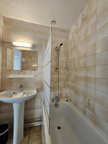 埃塔普勒艾斯卡尔酒店的浴室配有盥洗盆和浴缸。