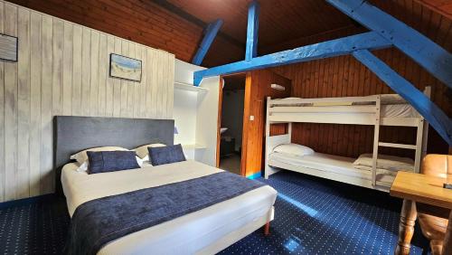 埃塔普勒艾斯卡尔酒店的一间卧室配有两张双层床和一张书桌